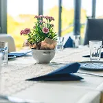 и марая Хотел